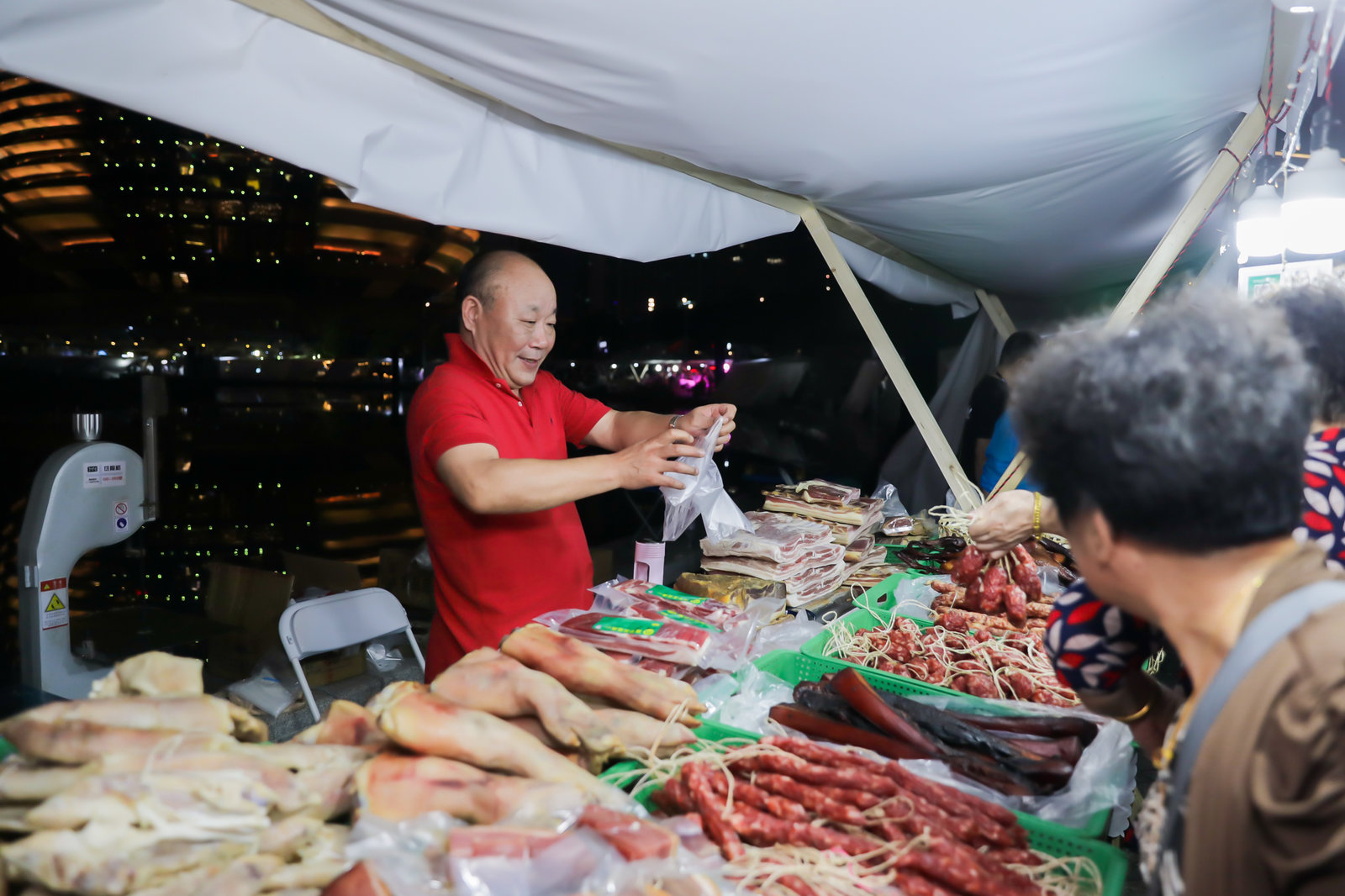 市民在杭州豐收夜市采購(gòu)農(nóng)產(chǎn)品