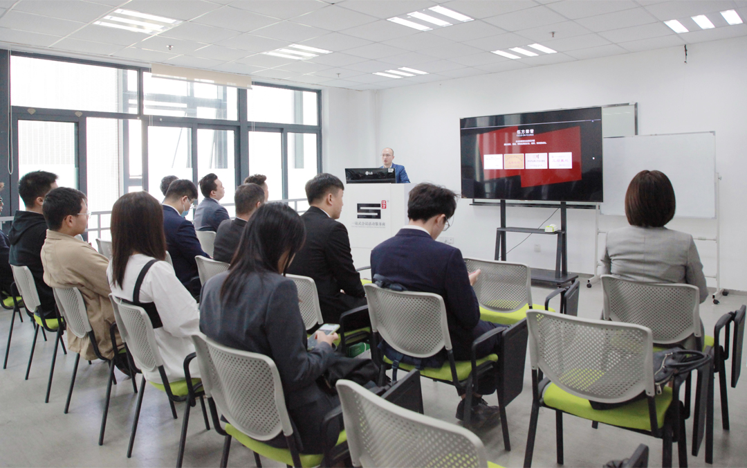 伍方會(huì)議副總鄧興發(fā)言