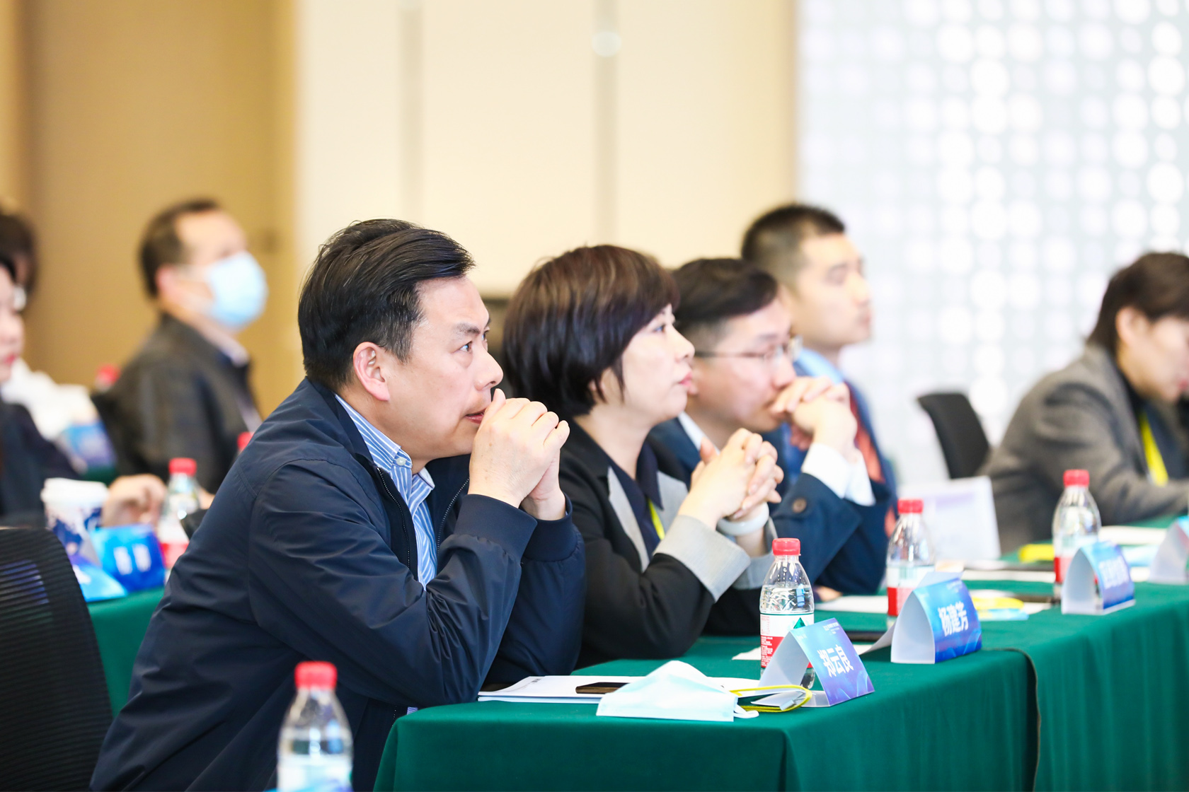 參會(huì)嘉賓特寫(xiě)