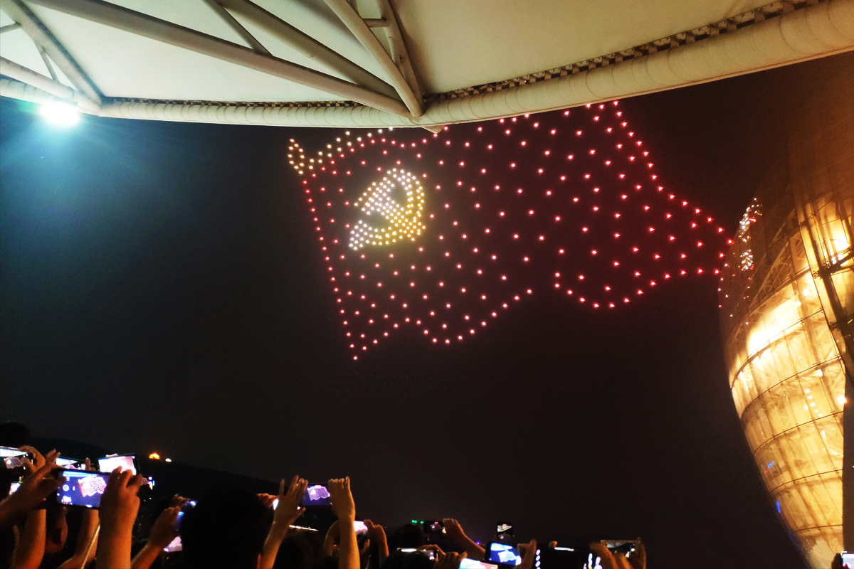 觀眾觀看并拍攝無人機(jī)編程表演