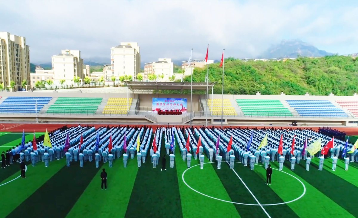 學(xué)校新生軍訓(xùn)誓師大會(huì)現(xiàn)場(chǎng)