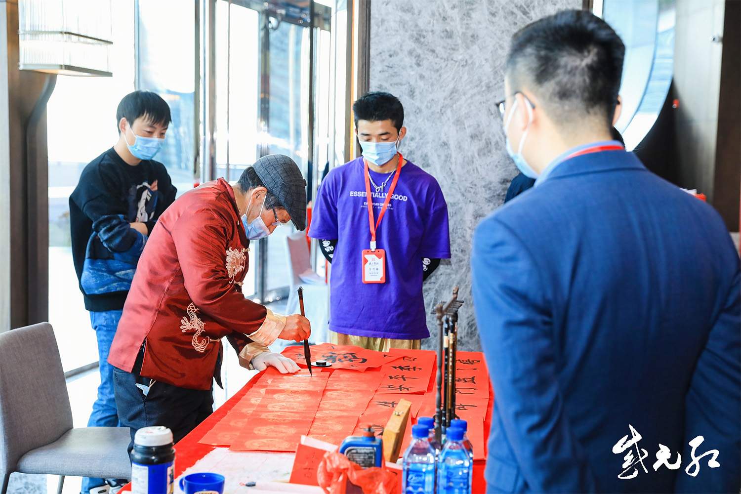 書(shū)法家創(chuàng)作春聯(lián)表演