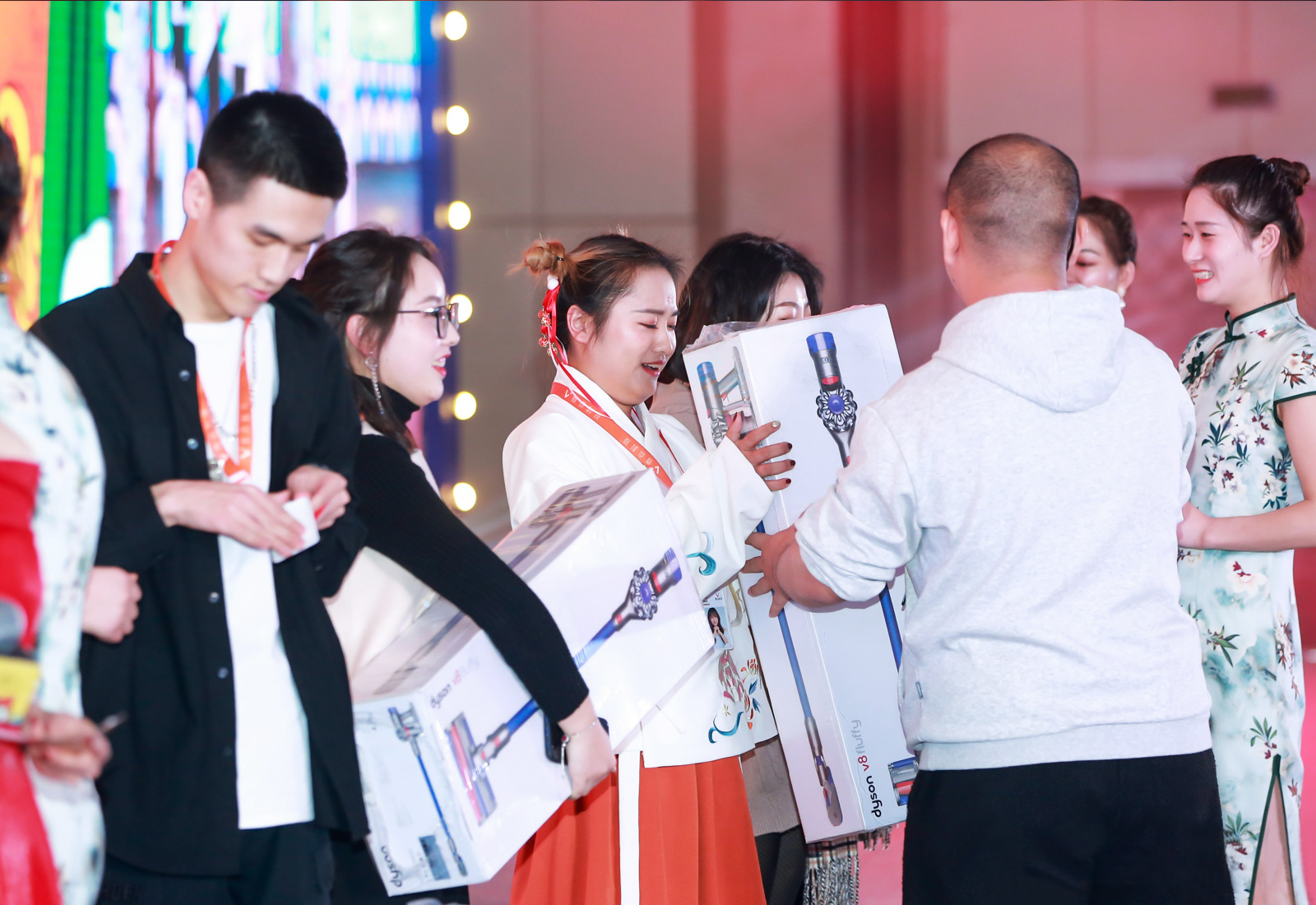 為中獎嘉賓頒發(fā)年會獎品