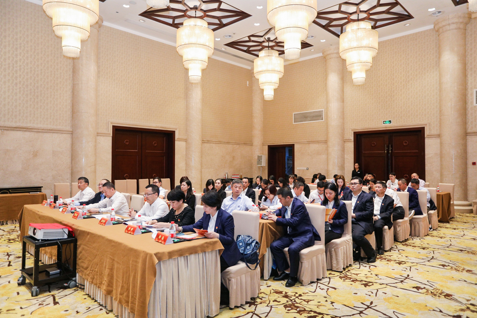 ��ʡ��Ͷ�خa���F���޹�˾�������Cȯ�ɷ����޹�˾�tɫ�h����ӬF��