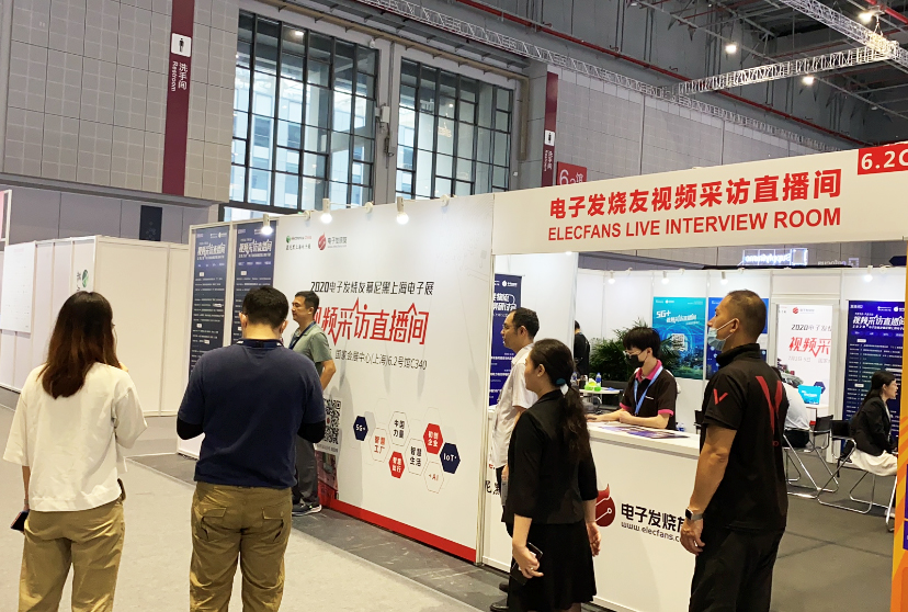 電子發(fā)燒友視頻采訪直播間進(jìn)行會(huì)議宣傳場(chǎng)景