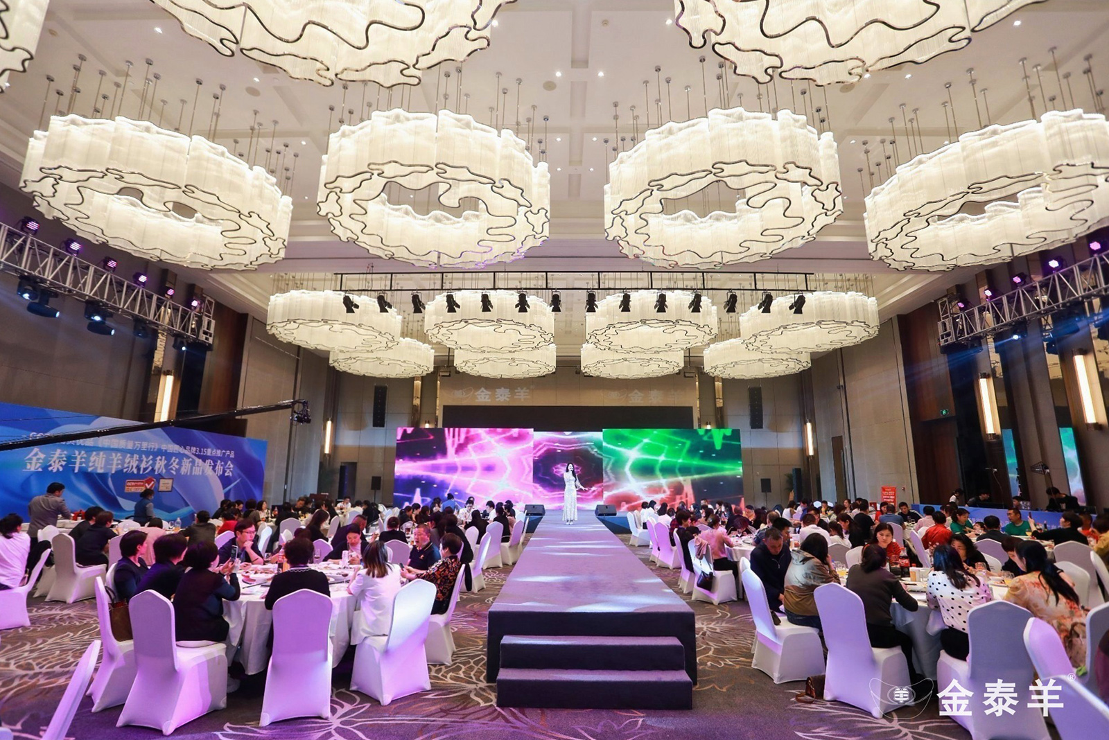 ��̩����b��Ʒ�l(f��)������ӬF(xi��n)��