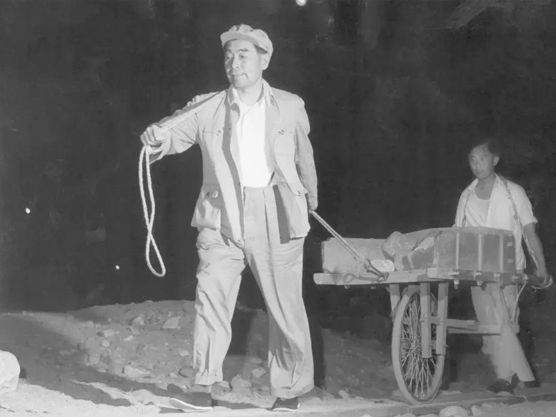 周恩來參與群眾勞動(dòng)