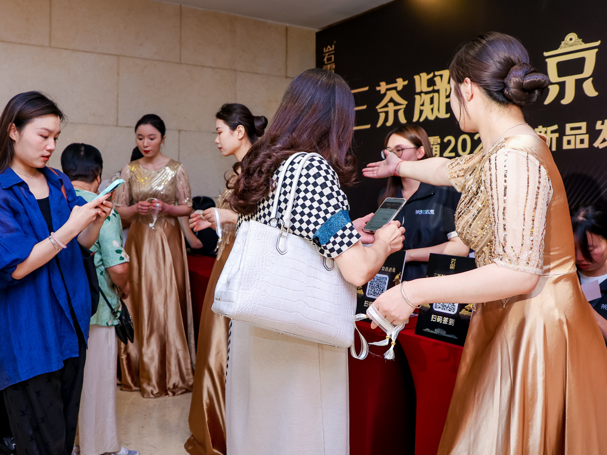 會(huì)務(wù)禮儀人員引導(dǎo)參會(huì)者入場(chǎng)簽到