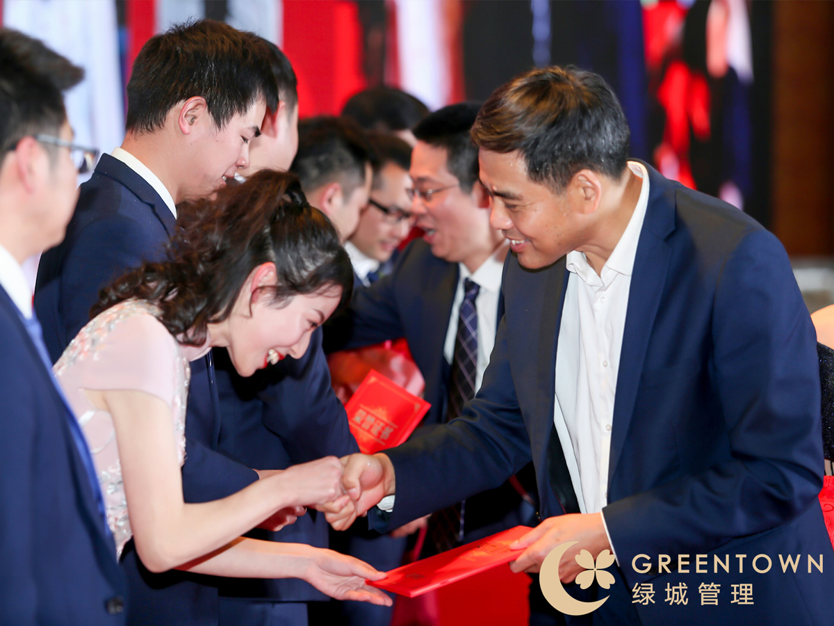 領(lǐng)導(dǎo)和員工握手互動(dòng)