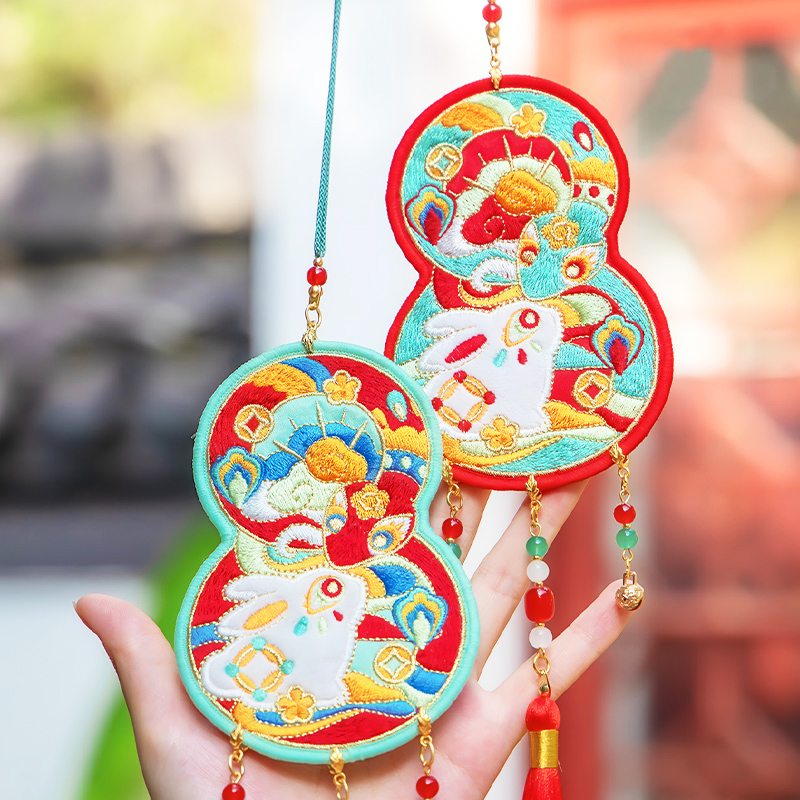 中國風蛇盤兔刺繡掛件